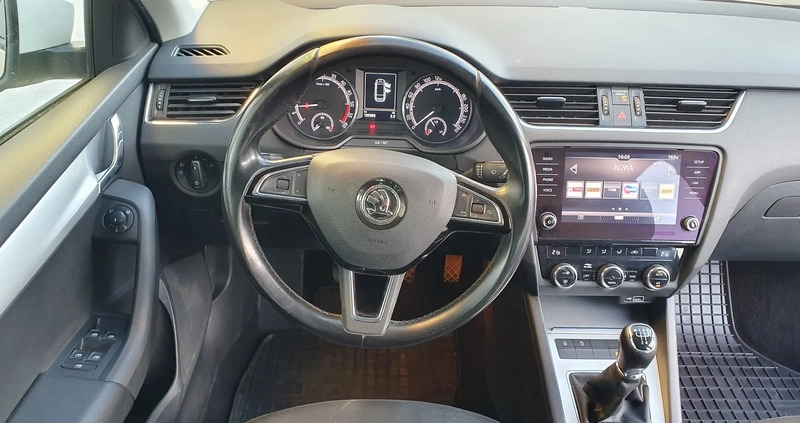 Skoda Octavia cena 37300 przebieg: 196000, rok produkcji 2019 z Augustów małe 277